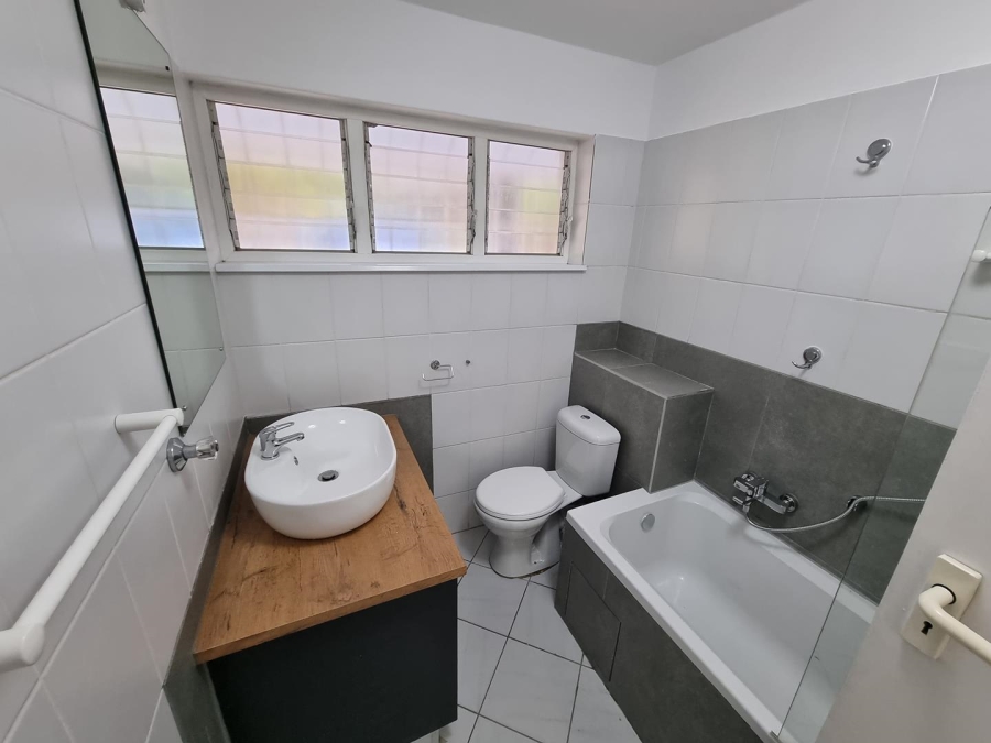 To Let 3 Bedroom Property for Rent in Vredehoek Western Cape